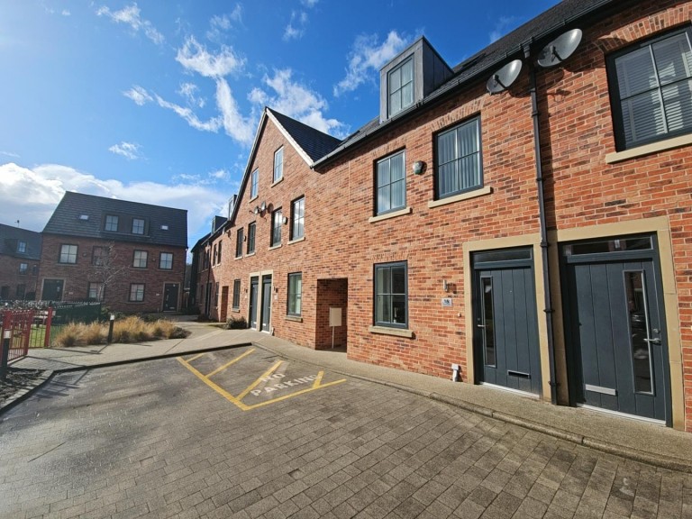 Oak Gardens, Gatley