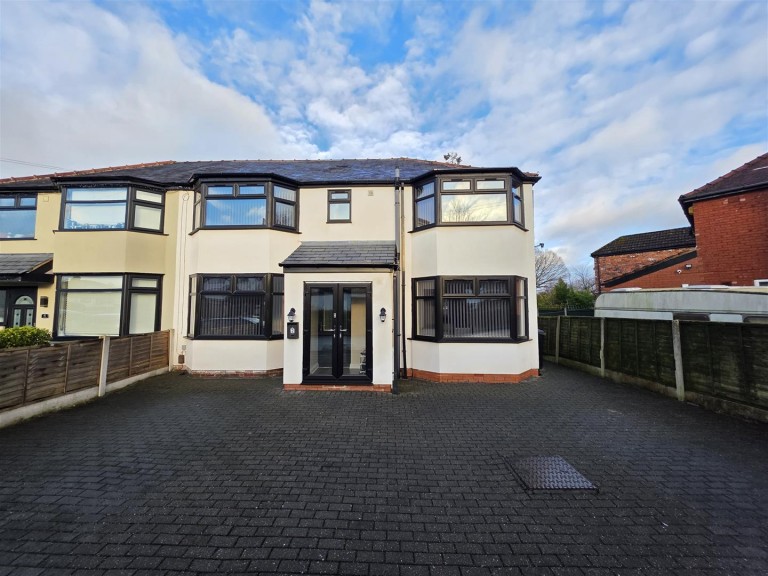 The Oval, Heald Green