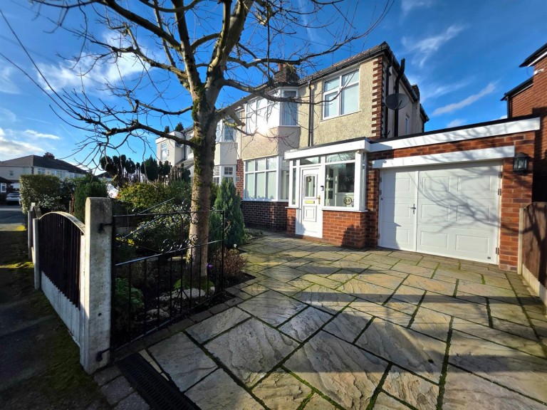 The Oval, Heald Green