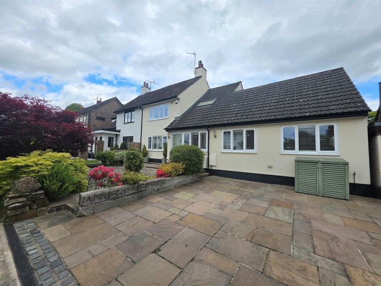 Woodlands Crescent, High Legh